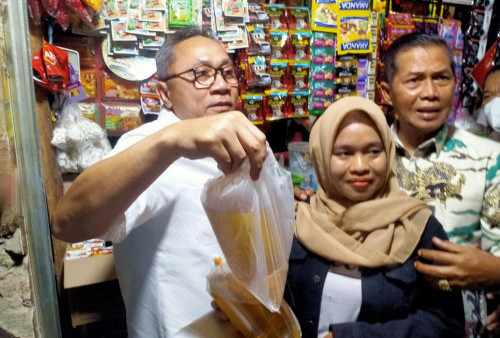 Kunjungi Pasar Rau Kota Serang, Mendag Bagi-Bagi Minyak Goreng Curah Rakyat 