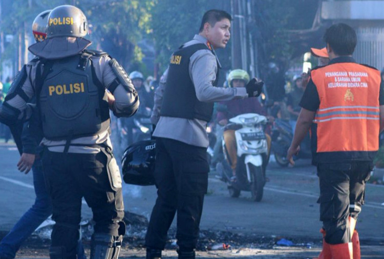 Kerusuhan Demo DPR Hari Ini Meluas ke Otista, Massa Bakar Ban dan Sandera Polisi