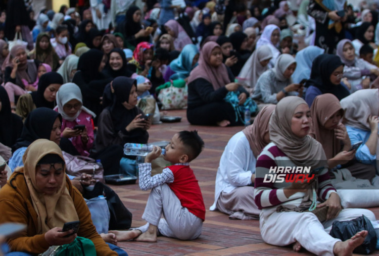 Panitia masjid juga menyediakan 5.000 nasi kotak dan air kemasan Le Minerale bagi para jemaah. Suasana semakin khidmat saat menjelang azan Maghrib, di mana umat Muslim yang sudah hadir sejak selepas salat Ashar bersiap berbuka dengan hidangan yang telah disediakan.