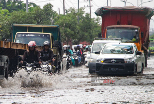 Sejumlah pengendara menerjang banjir di Jalan Tambak Osowilangun Surabaya, Jawa Timur, Kamis, 29 Februari 2024.


Hujan deras selama sekitar tiga jam yang mengguyur kota Surabaya menyebabkan sejumlah kawasan di kota Surabaya tergenang air. (Moch Sahirol/Harian Disway)
