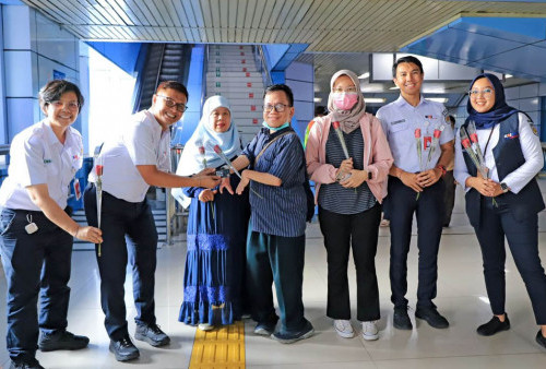 Rayakan Hari Pelanggan Nasional, KAI Commuter Bagi-bagi Souvernir di Stasiun 