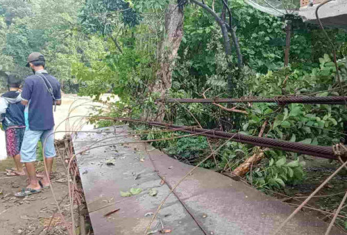 Diterjang Banjir Bandang, Jembatan Gantung Putus