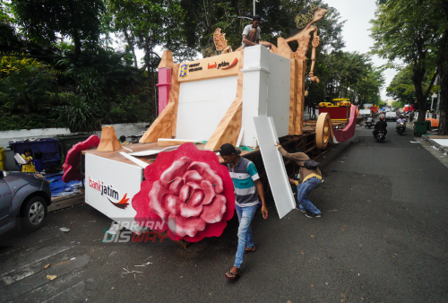 Pekerja melakukan proses pembentukan mobil hias di jalan Johar Surabaya, Jawa Timur, Jumat, 27 Mei 2022. Kendaraan hias tersebut disiapkan untuk mengikuti Pawai Bunga dan Budaya (Surabaya Vaganza) sebagai memeriahkan HUT ke-729 Kota Surabaya yang digelar dengan start dari Siola Jalan Tunjungan hingga ke Alun-Alun Surabaya pada Sabtu, 28 Mei 2022 sore hingga malam. Foto: Julian Romadhon