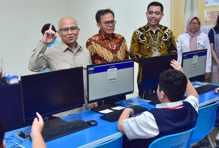 Wamendikdasmen Pantau TKA di Surabaya, Pastikan Mutu Pendidikan Terukur