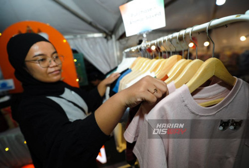 Acara ini juga menghadirkan aktivitas seru lainnya. Pengunjung juga bisa terlibat dalam kegiatan workshop di beberapa tenant yang ada. “Karena setiap booth yang kita undang, menawarkan permainan. Mereka juga jualan barang tapi juga ada permainan menarik. Misalnya ada money blower, ada yang permainan piano, lomba kepang rambut, macam-macam dan selalu ada game tertentu,” ungkap Direktur Marketing The Grand Kenjeran Ivana Tantoyo. (Julian Romadhon/Harian Disway)
