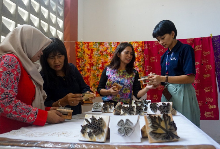 Batik Cap Dolly, Warga Eks Lokalisasi Berkolaborasi dengan PCU, Kreasikan Batik Ramah Lingkungan