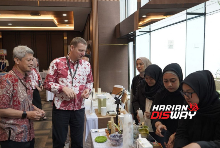 Eric Nemitz, Presiden Direktur PT Sompo Insurance Indonesia, bersama jajaran Senior Management Sompo Indonesia dan Ruthania Martinelly, Head of Brand & Corporate Communications Sompo Indonesia, mengunjungi sejumlah booth dalam ajang Think Japan, Think Sompo! di Jakarta, Kamis (1/10). Kegiatan yang dihadiri lebih dari 100 pengunjung ini menjadi bagian dari upaya Sompo Indonesia memperkenalkan budaya Jepang sekaligus berbagi nilai integritas, kualitas, dan dedikasi jangka panjang. Foto: Sompo Indonesia