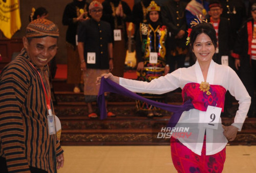 Universitas Wijaya Kusuma Surabaya menjadi saksi keindahan dan keberagaman budaya Nusantara dalam parade baju adat yang diselenggarakan oleh delegasi Asosiasi Instituasi Pendidikan Kedokteran Indonesia (AIPKI) Wilayah V dan Ikatan Senat Mahasiswa Kedokteran Indonesia (ISMKI) Wilayah IV. Kampus Universitas Wijaya Kusuma dipenuhi oleh mahasiswa, dosen, dan masyarakat yang hadir untuk menyaksikan parade baju adat dari berbagai daerah di Indonesia.