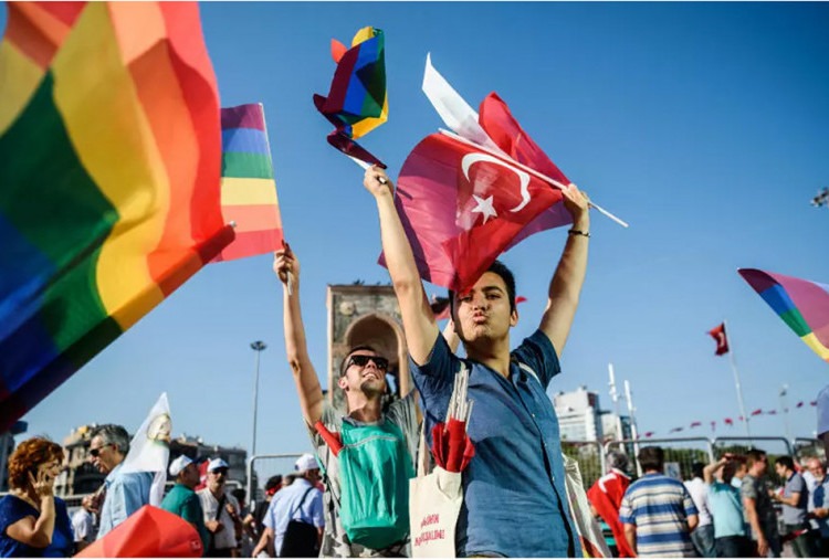 Turkiye Sapu Bar dan Rumah Aktivis LGBTQ: Puluhan Orang Ditahan, Demi ’’Keluarga Aman’’