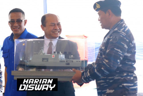 Direktur Utama PT PAL Indonesia Dr Kaharuddin Djenod. M.Eng menyerahkan miniatur Kapal Bantu Rumah Sakit Dr Rajiman Wedyodiningrat kepada Kasal Laksamana TNI Yudo Margono usai tanda tangan peyerahan 15 Agustus 2022. Dengan Kapal Bantu Rumah Sakit ini diharapkan bisa cepat saat penanganan korban bencana alam di kawasan dekat perairan. 