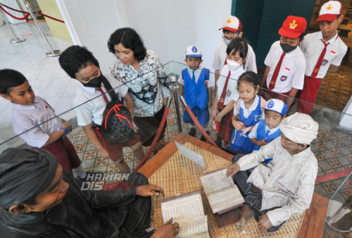 Sejumlah pelajar didampingi guru pembimbing (Debora) menjelaskan patung yang menjadi salah satu koleksi yang berada di Museum Pendidikan Surabaya, Jawa Timur, Selasa (2/5/2023). Pelajar melakukan kunjungan di Museum Pendidikan Surabaya yang memajang diorama sejarah pendidikan tersebut bertujuan untuk memberikan edukasi sejarah pendidikan di Indonesia dari masa ke masa. (foto: Julian Romadhon)