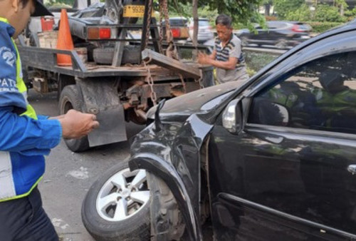Mengantuk, Toyota Rush Tabrak Separator Busway di Palmerah Akhirnya Ringsek