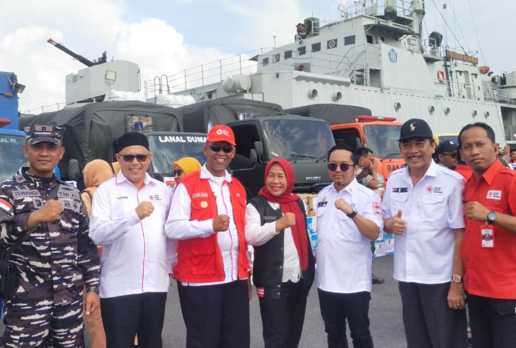 Pakai Kapal Perang, PMI Riau Kirim Bantuan Ton untuk Bencana Aceh