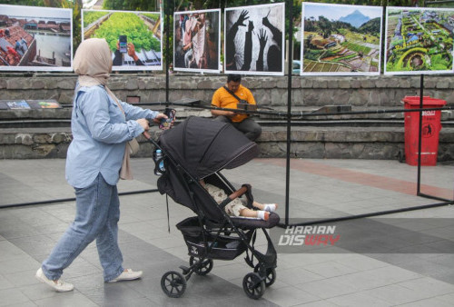 Pengunjung melihat karya foto dari pewarta foto Kantor Berita Antara yang dipamerkan di halaman Taman Bungkul Surabaya Jawa Timur, Rabu 29 November 2023. Pameran fotografi bertajuk 