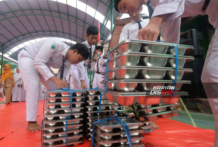 
Usai menikmati makanan, Para  Siswa mengumpulkan lagi loyang-loyang paket Makan Siang Bergizi Gratis . Mereka secara rapi menumpuk beberapa lapis loyang dan mengikatnya dengan tali .  Sementara siswa lainnya menggulung lagi tikar yang sebelumnya mereka gunakan untuk alas duduk saat pelaksanaan program. Pada pelaksaan  hari pertama program Makan Siang Bergizi Gratis di Sidoarjo, sebanyak 2.772 paket dibagikan di 8 sekolahan. 
Selamat Makan Indonesia .
 Foto: Boy Slamet- Harian Disway 