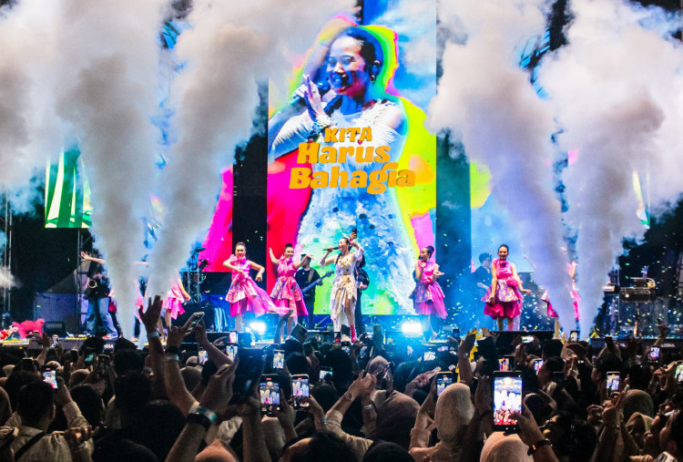 Parade Hujan dan Yura Yunita Menggalaukan Surabaya di Livin Fest Music 2025