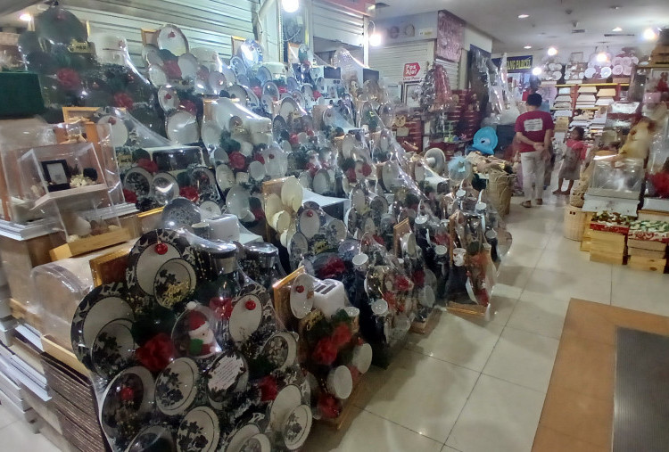 Dari Keramik hingga Oven, Pedagang Cikini Ungkap Tren Parsel Terbaru Jelang Natal 2025