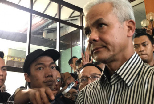 Ganjar Pranowo Akui Baju Khas Relawannya Didesain Jokowi