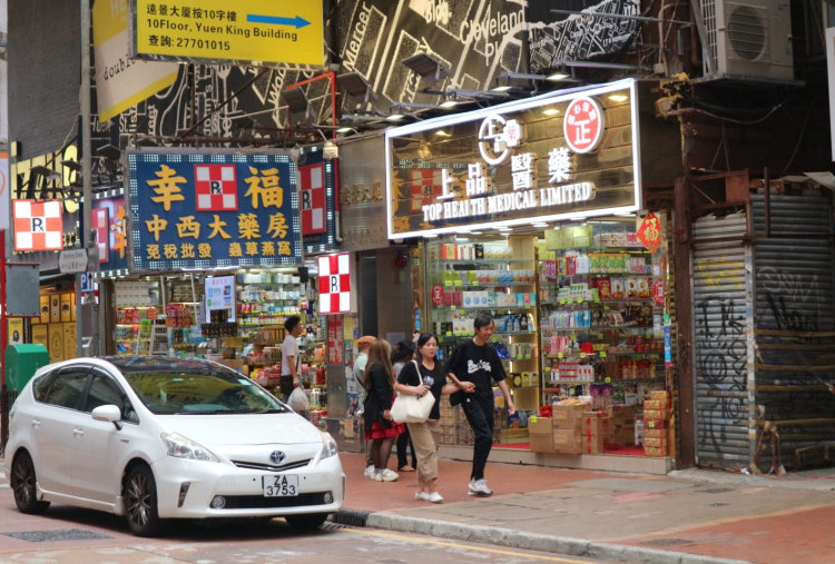 Peringatan T8, Warga Hong Kong Bersiap untuk Jam-Jam Kritis Topan Ragasa
