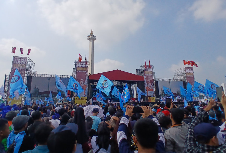 Peringati May Day 2025, Ribuan Buruh Padati Monas Dihibur Band Tipe-X
