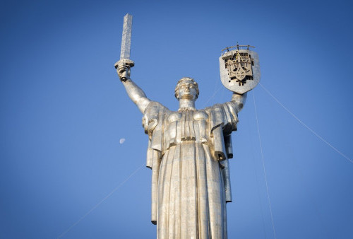 Ukraina Ganti Lambang Palu dan Arit Soviet di Perisai The Motherland Monument dengan Trisula