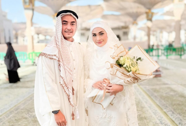 Zumi Zola dan Putri Zulkifli Hasan Resmi Menikah di Masjid Nabawi Madinah