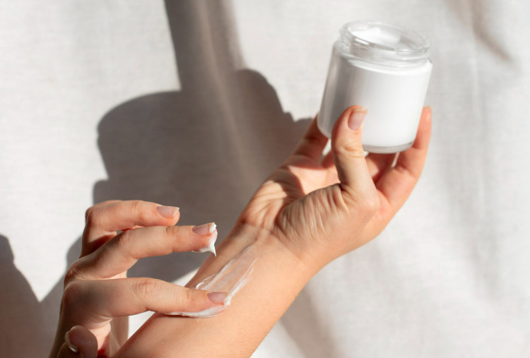 Body Serum, Lotion, atau Oil: Ketahui Manfaat dan Cara Pakai yang Benar
