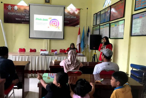 KKN di Mojokerto, Mahasiswa Untag Paparkan Manfaat Media Sosial dan E-Commers