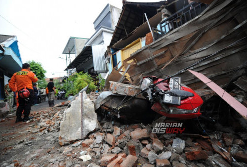 Pihak berwenang setempat segera bertindak cepat untuk menyelidiki penyebab robohnya rumah tersebut. Belum ada laporan resmi mengenai penyebab pasti kejadian ini, namun spekulasi awal menunjukkan bahwa faktor cuaca ekstrem mungkin menjadi salah satu penyebabnya. (Julian Romadhon/Harian Disway)