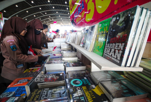 Pelajar SMKN 6 membaca buku saat berlangsungnya Big Bad Wolf Books (BBW) Surabaya yang digelar di Jatim Expo Convention Exhibition, Surabaya, Jawa Timur, Jumat 28 Juli 2023. Surabaya menjadi pemberhentian kota ke-3 dalam tur BBW 2023 yang bekerja sama dengan Dinas Perpustakaan dan Kearsipan Provinsi Jawa Timur. Big Bad Wolf Books (BBW) Surabaya digelar dengan mengusung tema #BACAITUKEREN, BBW Surabaya 2023 dengan buku yang serba baru yang dimulai mulai tanggal 28 Juli hingga 6 Agustus 2023.