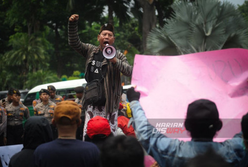 Puluhan aktifis yang tergabung dalam Arek Suroboyo Menggugat berunjuk rasa di depan Kebun Binatang Surabaya (KBS), Jawa Timur, Sabtu, 17 Februari 2024.

Dalam aksi demo tersebut, mereka menuntut transparansi dan keadilan dalam proses pemilihan umum (Pemilu). Masa aksi ini dipicu oleh kekhawatiran potensi pelanggaran dan manipulasi dalam Pemilu. Aksi demo Pemilu ini mencerminkan kepedulian dan keinginan warga negara untuk memastikan bahwa pemilu berlangsung secara adil dan transparan. (Julian Romadhon/Harian Disway)
