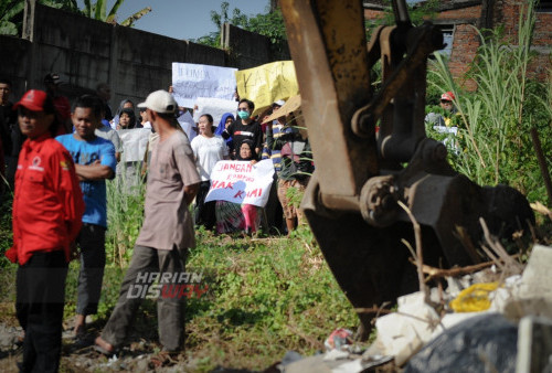 Warga membawa Poster untuk melakukan penolakan terhadap eksekusi 28 Rumah di Dukuh Pakis Surabaya, Jawa Timur, Rabu, 9 Agustus 2023. Pengadilan Negeri Kota Surabaya mengeksekusi sebanyak 28 unit rumah setelah adanya putusan gugatan oleh Wenny Untari kepada Sidik Dewanto tergugat pada obyek sengketa lahan seluas 2 hektar yang terletak di belakang Dukuh Pakis Surabaya. (Julian Romadhon/Harian Disway)