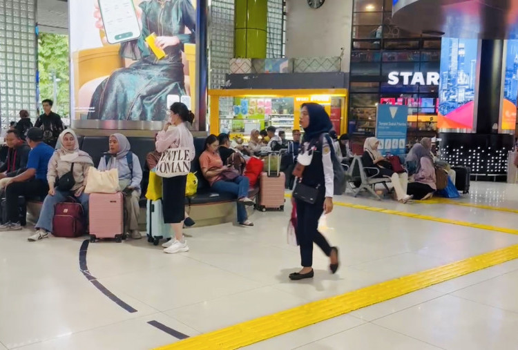 Antisipasi Puncak Nataru, Ribuan Penumpang KA Serbu Stasiun Gambir H+1 Natal
