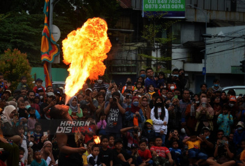 Pertunjukan Kesenian Caplokan di Alun-alun Surabaya