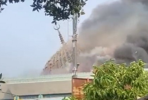 Detik-detik Kubah Masjid Jakarta Islamic Center Roboh Akibat Kebakaran, Kepulan Asap Hitam Membumbung Tinggi