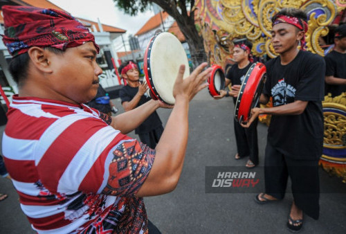 Dari konser orkestra hingga penampilan musik daerah, para pengunjung diajak untuk menikmati beragam jenis musik yang menggambarkan keberagaman budaya musik di Indonesia. Tidak hanya itu, suasana meriah semakin terasa dengan kehadiran seniman dan musisi terkenal yang turut memeriahkan acara tersebut. (Julian Romadhon/Harian Disway)
