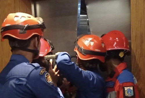 Detik-detik Proses Penyelamatan 5 Orang Terjebak Dalam Lift Restoran di Jakarta Barat