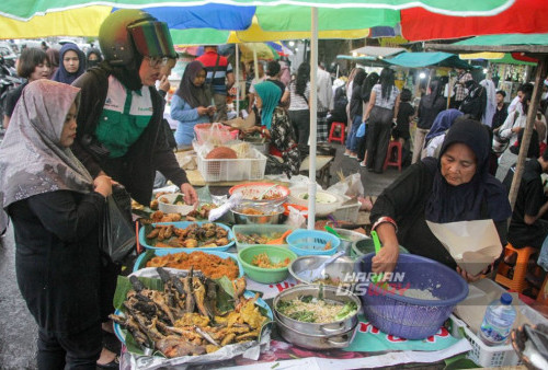 Ngabuburit Sambil Berburu Takjil di Surabaya