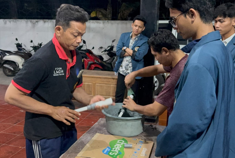 KKN-BBK 8 Universitas Airlangga Bantu Branding Arang Briket Legokulon, Dorong Sinergi Ekonomi Hijau