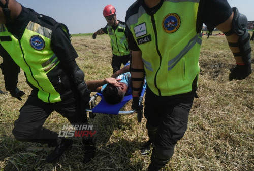 Tim Airport Rescue Fire Fighting yang telah standby di ujung runway 28 setelah mendengar informasi kemungkinan pendaratan darurat dengan sigap langsung memadamkan api dan melakukan penyelamatan.