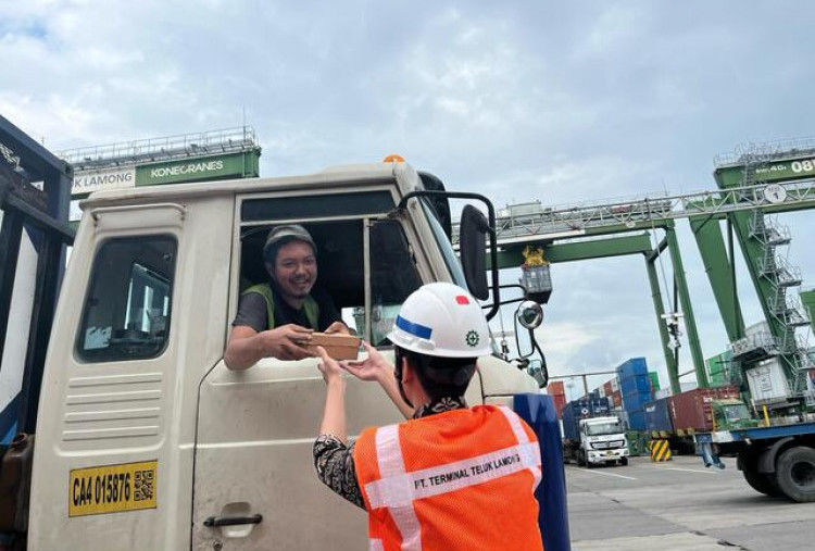 TTL Bagikan Paket Makanan Bergizi melalui Program Pelindo Peduli