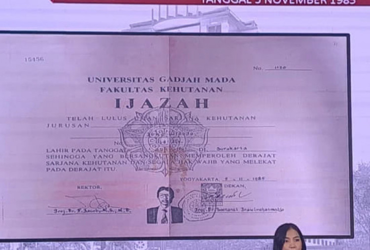 Barang Bukti Hanya di Layar, Dokter Tifa Kritik Cara Bareskrim Tampilkan Ijazah Jokowi