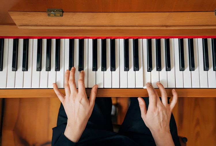 Kenapa Belajar Piano Bisa Bikin Otak Lebih Cerdas? Simak Manfaatnya yang Jarang Dibahas