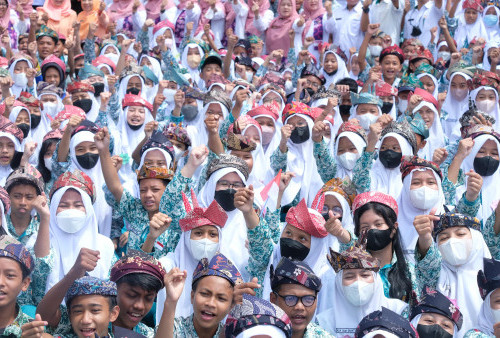 Sebanyak 1300 siswa SMPN 4 Sidoarjo  tampak berpose bersama sama di lapangan dengan mengenakan  udeng ( penutup kepala ) Khas Sidoarjo  31 Agustus 2022 lalu. Udeng yang dikenakan tersebut merupakan penutup kepala khas Sidoarjo yang diberinama Pacul Gowang