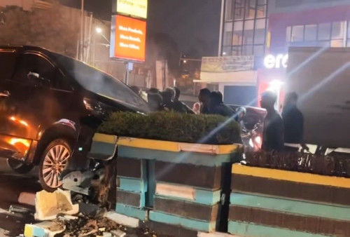 Tabrak Separator, Mobil Alami Kecelakaan Tunggal di Jalan Raya Serpong