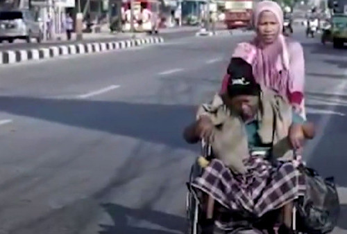 Aan Rela Dorong Kursi Roda Suami 10 Km Untuk Berobat di Brebes Karena Malu Merepotkan Orang Lain