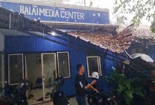 Diterpa Hujan dan Angin Kencang, Kanopi Balai Media Center Kota Tangerang Ambruk