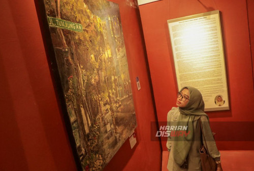 Pengunjung mengamati lukisan yang dipajang di Galeri Merah Putih, Balai Pemuda, Surabaya, Jawa Timur, Jumat, 25 Agustus 2023. Pameran Solo Painting Exhibition yang mengusung tema Dua Sisi itu memajang sebanyak 11 karya lukis karya Hance Virgorina Seniman asal Surabaya yang berlangsung hingga 3 September 2023. (Moch Sahirol/Harian Disway)

