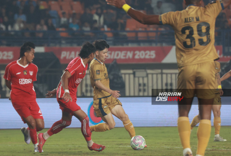 Pesepak bola Dewa United Taisei Marukawa (kanan) melewati pesepak bola Liga Indonesia All Star saat laga perebutan peringkat ketiga Piala Presiden 2025 di Stadion Si Jalak Harupat, Kabupaten Bandung, Jawa Barat, Sabtu (12/7/2025). Dewa United menang atas Liga Indonesia All Star dengan skor 2-0. HARITSAH ALMUDATSIR/HARIAN DISWAY