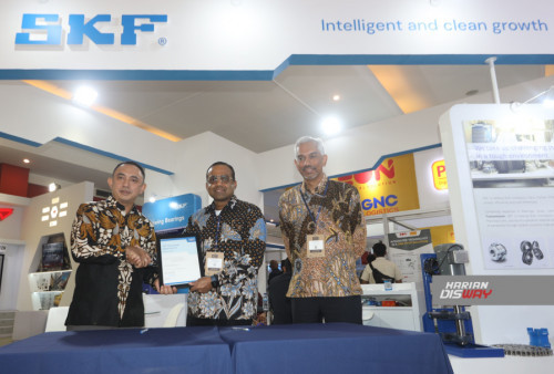 (ki-ka) Chief Executive Officer PT Multindotama Jaya Perkasa, Mulyono dan Country Managing Director SKF Industrial Indonesia, Satheswaran Mayachandran melakukan penandatanganan perjanjian kemitraan kedua perusahaan, disaksikan President SKF Industrial Region India & Southeast Asia, Mukund Vasudevan pada ajang Mining Indonesia 2024, Jakarta (11/9). Kemitraan ini semakin memperluas jangkauan produk dan layanan SKF di industri pertambangan, dan memungkinkan SKF untuk memberikan layanan yang lebih baik kepada pelanggan.